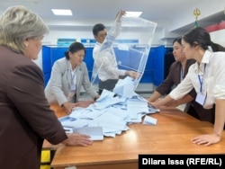 Referendum național privind construcția centralelor nucleare. Numărarea voturilor la o secție de votare din Șîmkent, 6 octombrie 2024