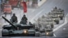 Руските тенкови Т-90М парадираат низ центарот на Москва за време на пробата за парадата по повод Денот на победата на 9 мај