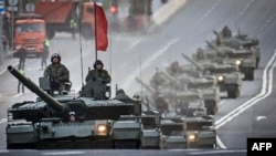 Руските тенкови Т-90М парадираат низ центарот на Москва за време на пробата за парадата по повод Денот на победата на 9 мај